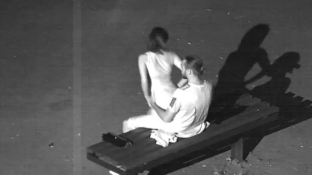 Fille aux seins nus suce un garçon porno vintage gratuit en POV