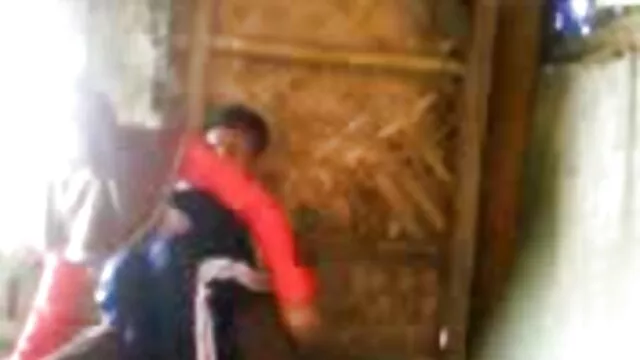 Sexe accidentel dans un train avec un compagnon film x retro francais de route