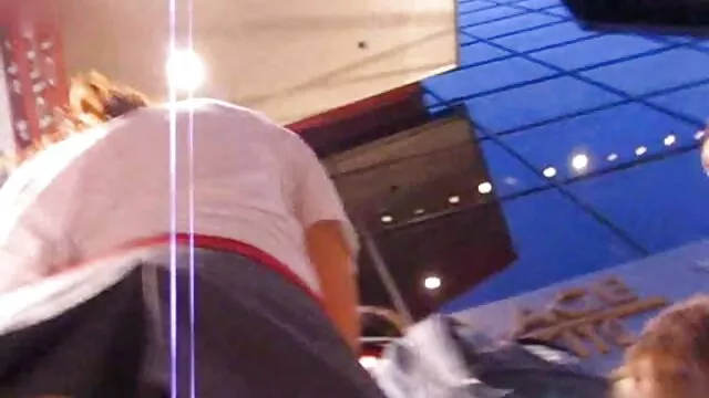 Mec et les films x vintage rousse dans la cuisine