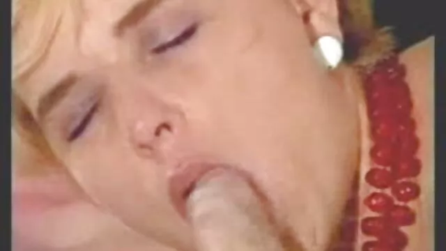 Une pipe aux gros seins suce un garçon dans la rue près film porno gratuit vintage de la maison