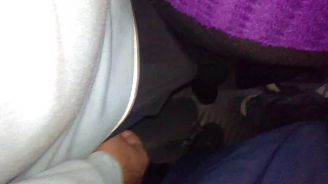 Une ado mignonne suce doucement son petit ami en gros film x vintage français plan