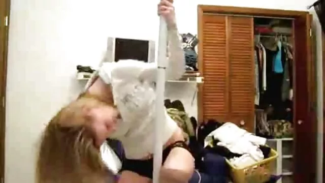 Baise un vol dans une film x vintage complet tenue rouge avec des bas