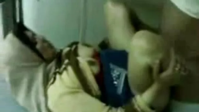 Femme en bas sur porte-jarretelles film x vintage français